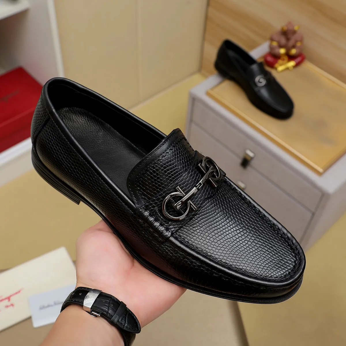 Men's shoes 250 🕷🕷🐂【Ferragamo】Ferragamo Popular fashionable casual shoes🇨🇳Official website counter 1:1 production, original mold opening💯Good quality can be seen, imported high-end first-layer pebbled calfskin, water-dyed🐂leather lining🌿very clear texture, high-quality waterproof, non-slip and wear-resistant outsole🎋high quality and low price, truly handmade🍓, color optional! Code number 38-44 (45. To be customized)